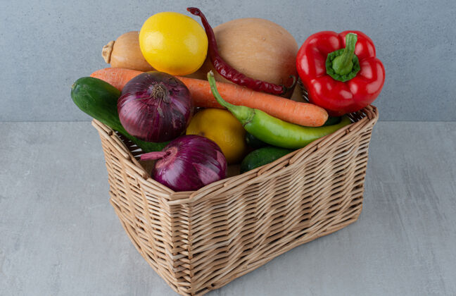 胡椒把各种各样的蔬菜放在木篮里各种黄瓜南瓜