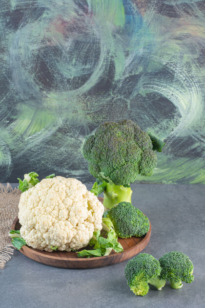营养在石头表面放一盘新鲜的绿花椰菜和花椰菜蔬菜食物烹饪