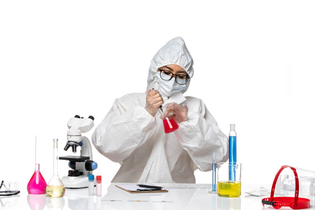 白色前视图穿着特殊防护服的女化学家在白色背景的化学病毒实验室工作医学工作科学
