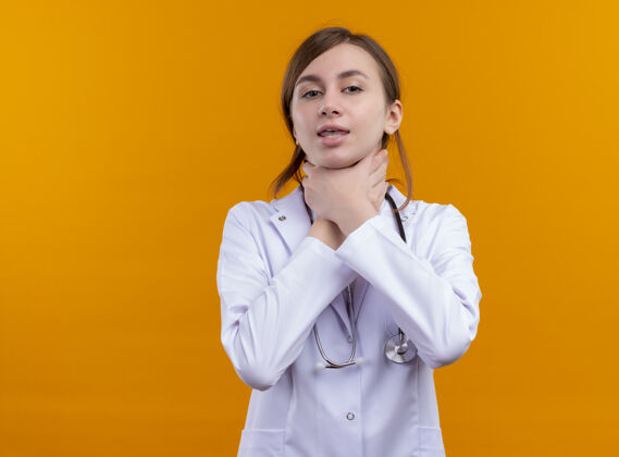 复制厌倦了年轻的女医生穿着医用长袍和听诊器窒息自己在孤立的橙色空间与复制空间窒息长袍医生