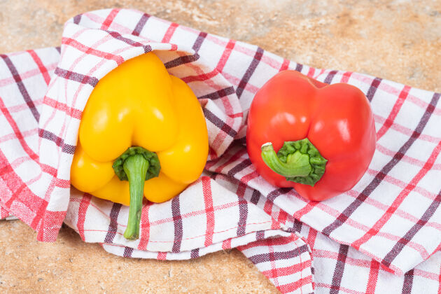 小吃红黄相间的新鲜甜椒放在桌布上营养新鲜的美食