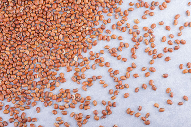 烹饪一堆红豆散落在大理石表面素食豆类农业