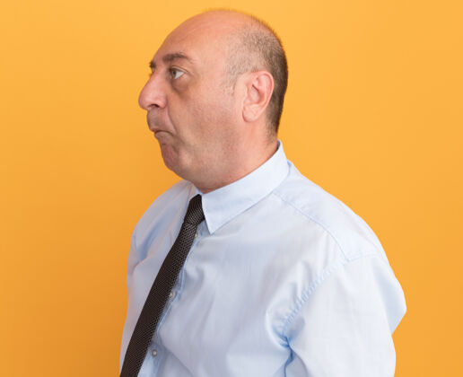 钱包噘嘴中年男子身穿白色t恤 打着领带隔离在橙色的墙上领带衣服男人