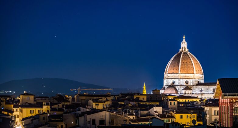 意大利空中拍摄的圣玛丽亚大教堂德尔菲奥雷和建筑物在佛罗伦萨 意大利在夜间古代天空中世纪