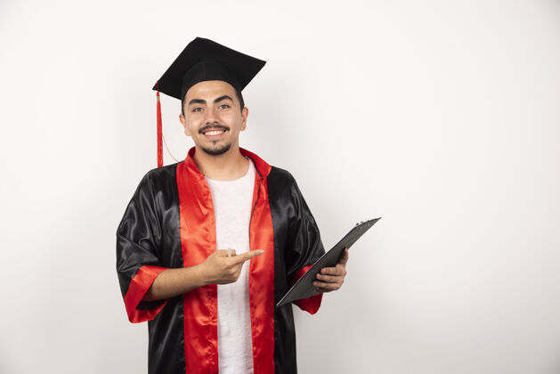 持有快乐的研究生指着白色的毕业证书表达男性满意