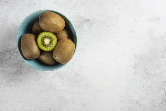 猕猴桃蓝碗上有很多美味的猕猴桃自然生的水果