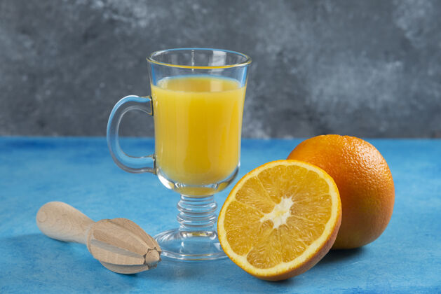 新鲜一杯蓝色的橙汁柑橘玻璃杯美味