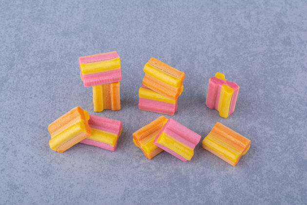 习惯一把五颜六色的口香糖放在大理石表面嚼糖果柔软
