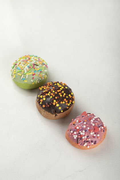 糖白色表面上五颜六色的甜甜甜圈美食颜色圆形