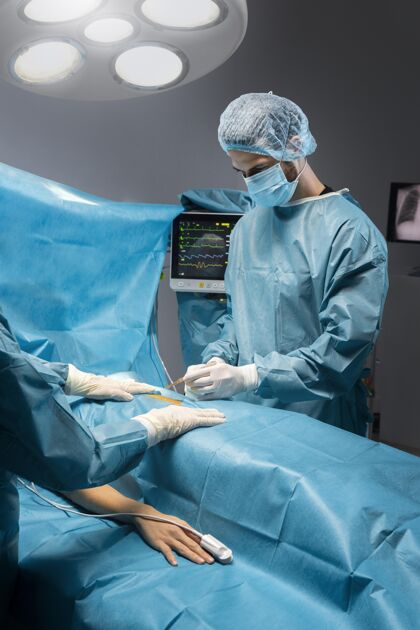 专业医生用特殊设备做的手术植入医院过程
