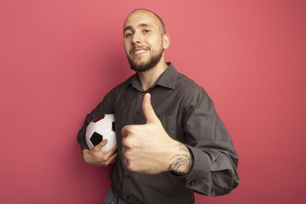 球微笑的年轻帅哥拿着球 竖起大拇指足球足球男人