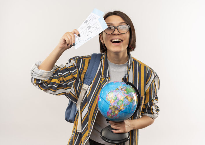 举行快乐的年轻学生女孩戴着眼镜背着包拿着机票和地球仪孤立在白色年轻回来票