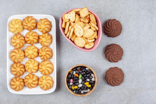 糖果在大理石背景上 用饼干和糖果在碗中间放上曲奇饼干糖果 盘子 曲奇饼 碗 烘焙 糕点 饼干 脆 口感 碎 牙粉