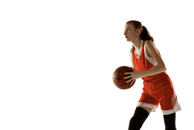 持球年轻的白人女子篮球运动员在行动 运动在运行孤立的白色背景红发运动女孩运动的概念 运动 活力和动态 健康的生活方式训练年轻篮球动作