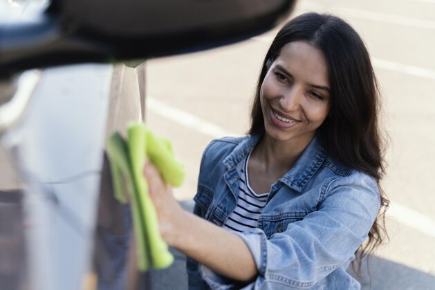 车辆在外面洗车的女人清洁车主汽车