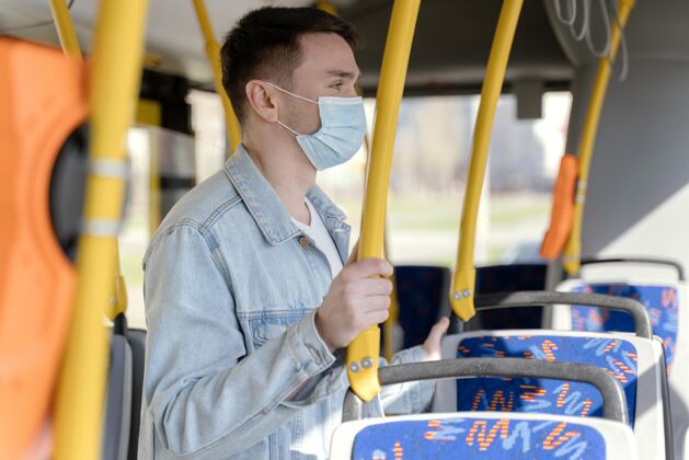 城市年轻人戴着口罩坐公交车公共服务汽车服务