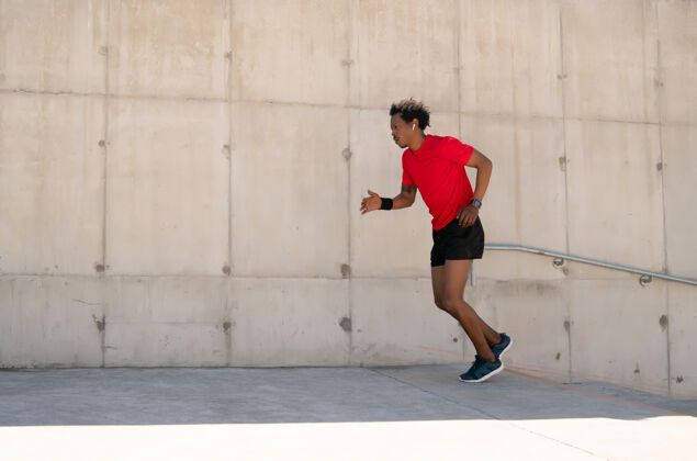 健身一个黑人运动员在街上户外跑步锻炼成人动作健康