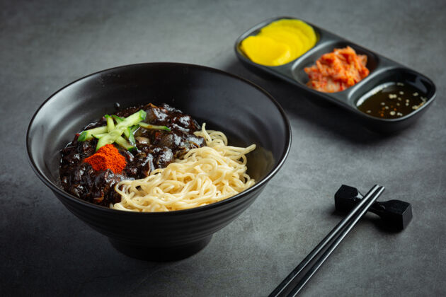 传统韩国食品；酱姜面或豉汁面滋养纤维辣椒