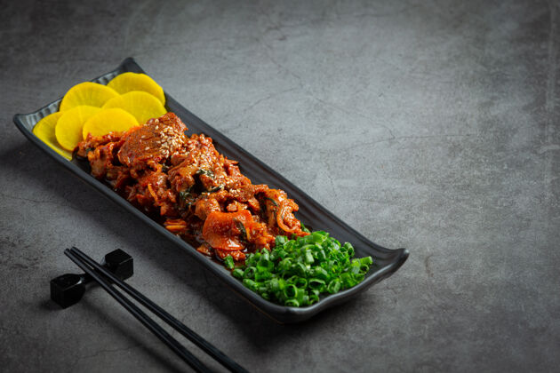 辣椒韩国食品；韩式酱炒猪肉混合传统餐厅
