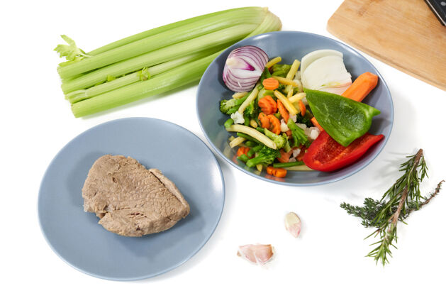 迷迭香用健康的食材做美味的饭菜沙拉芹菜午餐