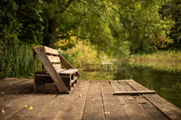 自然湖上甲板上的木凳被绿色包围生态绿色美丽