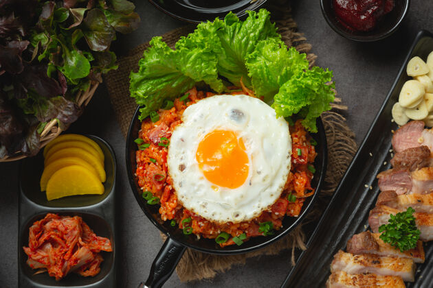 鸡蛋韩国菜泡菜炒饭配煎蛋餐厅筷子抗氧化剂