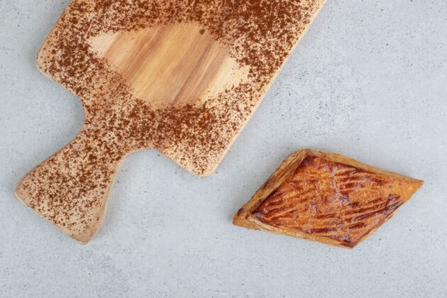 饼干用可可粉和饼干做成的木制砧板切木板好吃