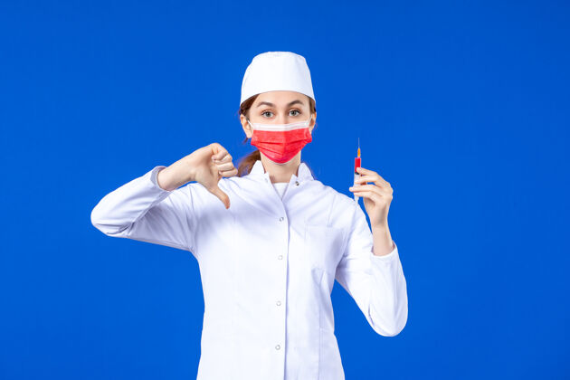 套装正面图：身穿白色医疗服的女护士 戴着红色面罩 手上拿着蓝色针剂手女护士医疗