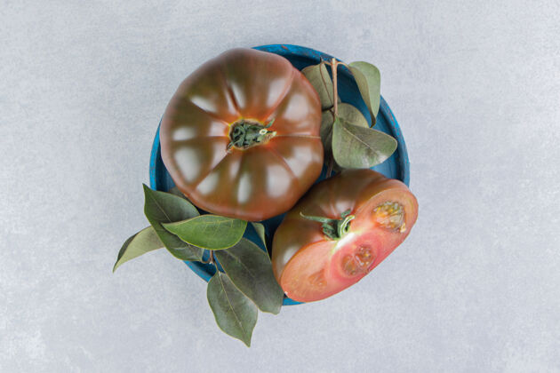 有机一碗熟番茄放在大理石表面碗美味田园