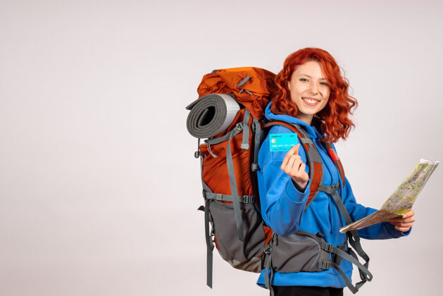 地图女游客带着背包和地图去山里旅游快乐自然徒步旅行