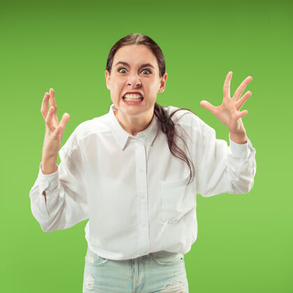 沮丧一个愤怒的女人被隔离在绿色墙上的画像不快乐严重压力
