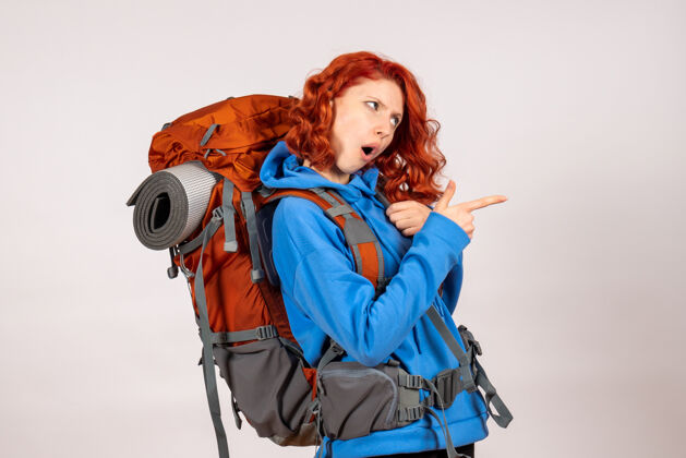徒步旅行女游客背着背包上山旅游度假肖像女游客