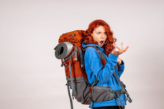 旅行女游客背着背包上山旅游漂亮人时尚