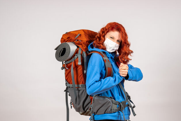 背包正面图女游客带着背包 戴着面具上山旅游年轻旅行自然