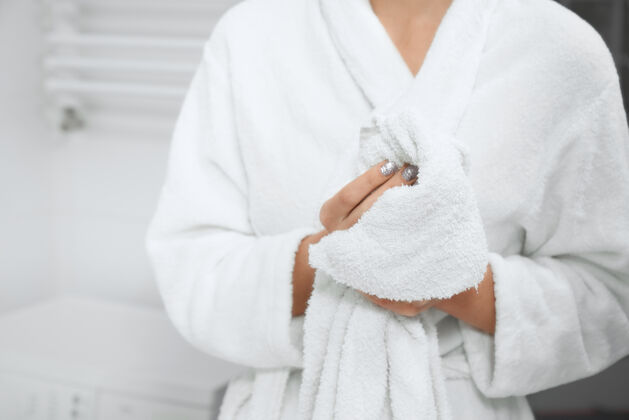 浴室穿着长袍 拿着白毛巾站在浴室里的女人水细菌肥皂