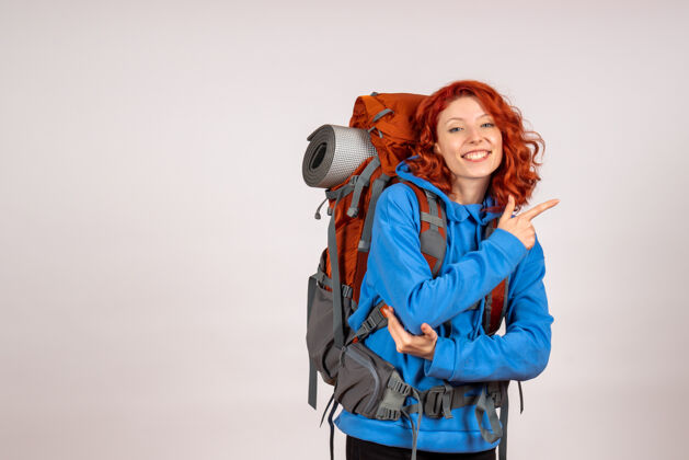 山女游客背着背包上山旅游旅行微笑美丽