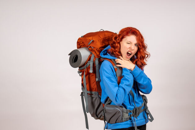 旅行女游客背着背包上山旅游徒步旅行微笑山