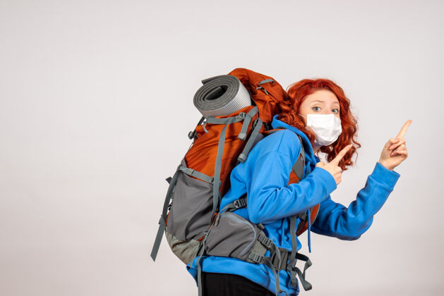 山正面图女游客带着背包 戴着面具上山旅游人年轻面具