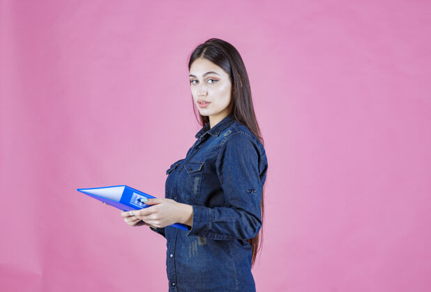 女人女商人拿着一个蓝色的文件夹自信助理姿势人