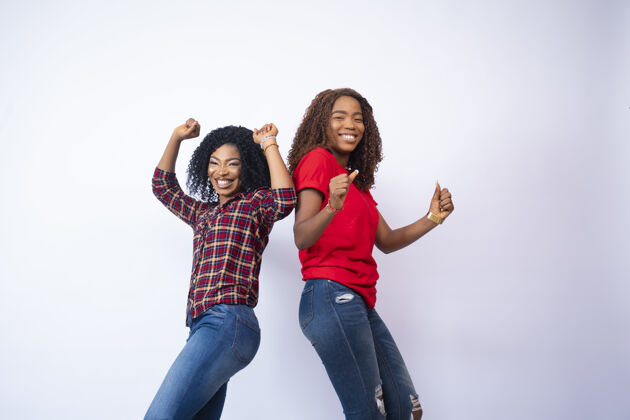 模特特写镜头中的两个黑人女性感到兴奋和快乐年轻人黑色背景