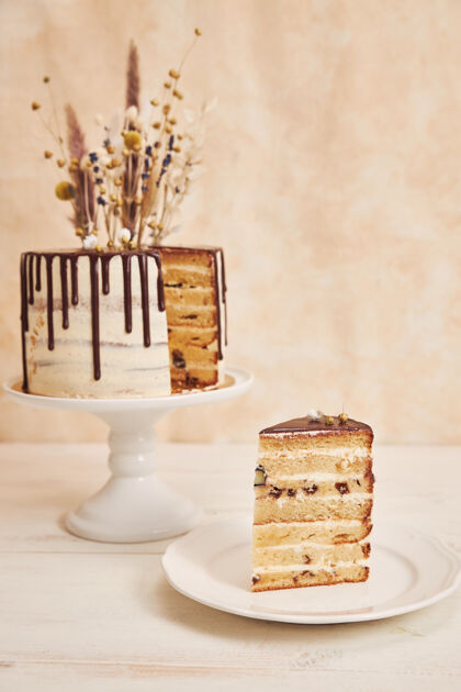 可可垂直拍摄美味波西米亚蛋糕与巧克力滴和鲜花上的黄金装饰风味美味糖果