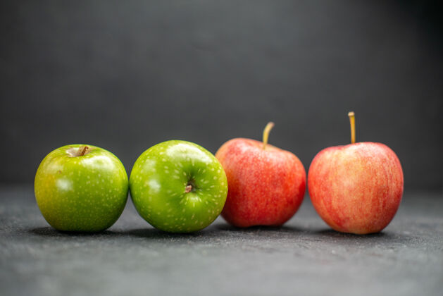 多汁侧视图新鲜的红 绿苹果作为健活的一部分在黑暗的桌子上食物苹果可食用的水果