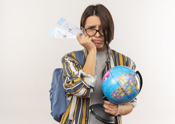 女孩未出租的年轻学生女孩戴着眼镜 背着包拿着机票和地球仪 背景是白色的 有复印空间穿学生持有