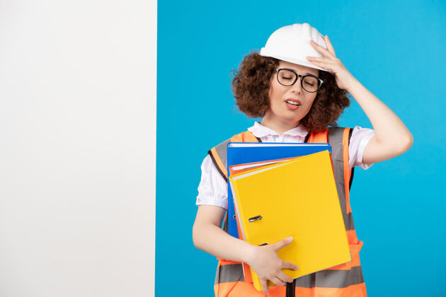 女建筑工人前视图穿蓝色制服的女建筑工人漂亮工程师学生