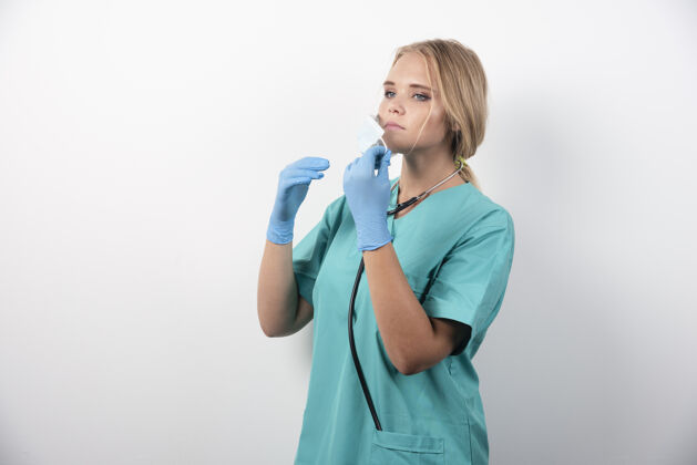 护士专业护士穿着制服 戴着口罩和乳胶手套高质量的照片消毒工作医生