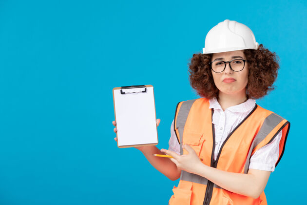 工作前视图穿着蓝色制服的女建筑工人工程师人项目