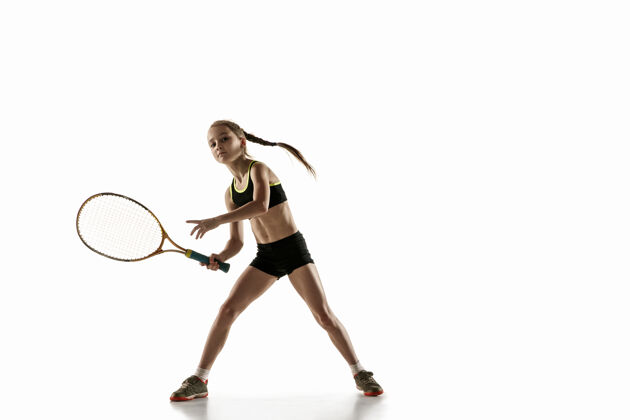 概念在白墙上打网球的白人小女孩运动装休闲运动