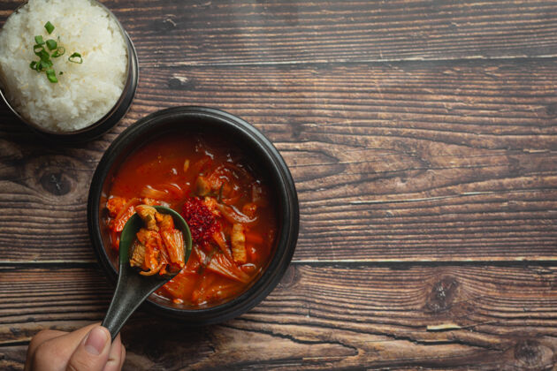 红色泡菜jikae或泡菜汤准备在碗里吃营养香料蔬菜