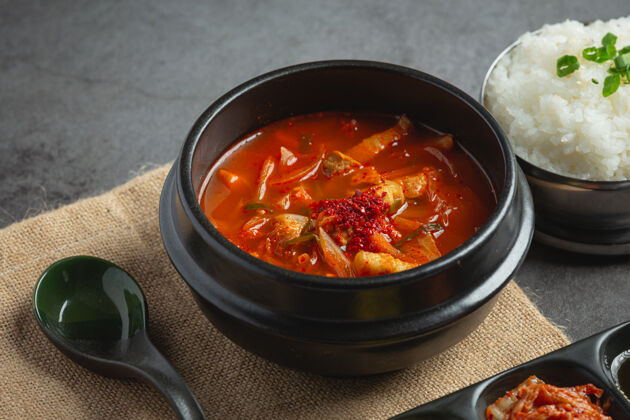 风味泡菜jikae或泡菜汤准备在碗里吃营养韩国菜营养
