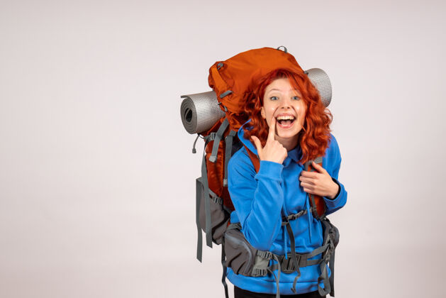 女游客女游客背着背包上山旅游度假自然成人